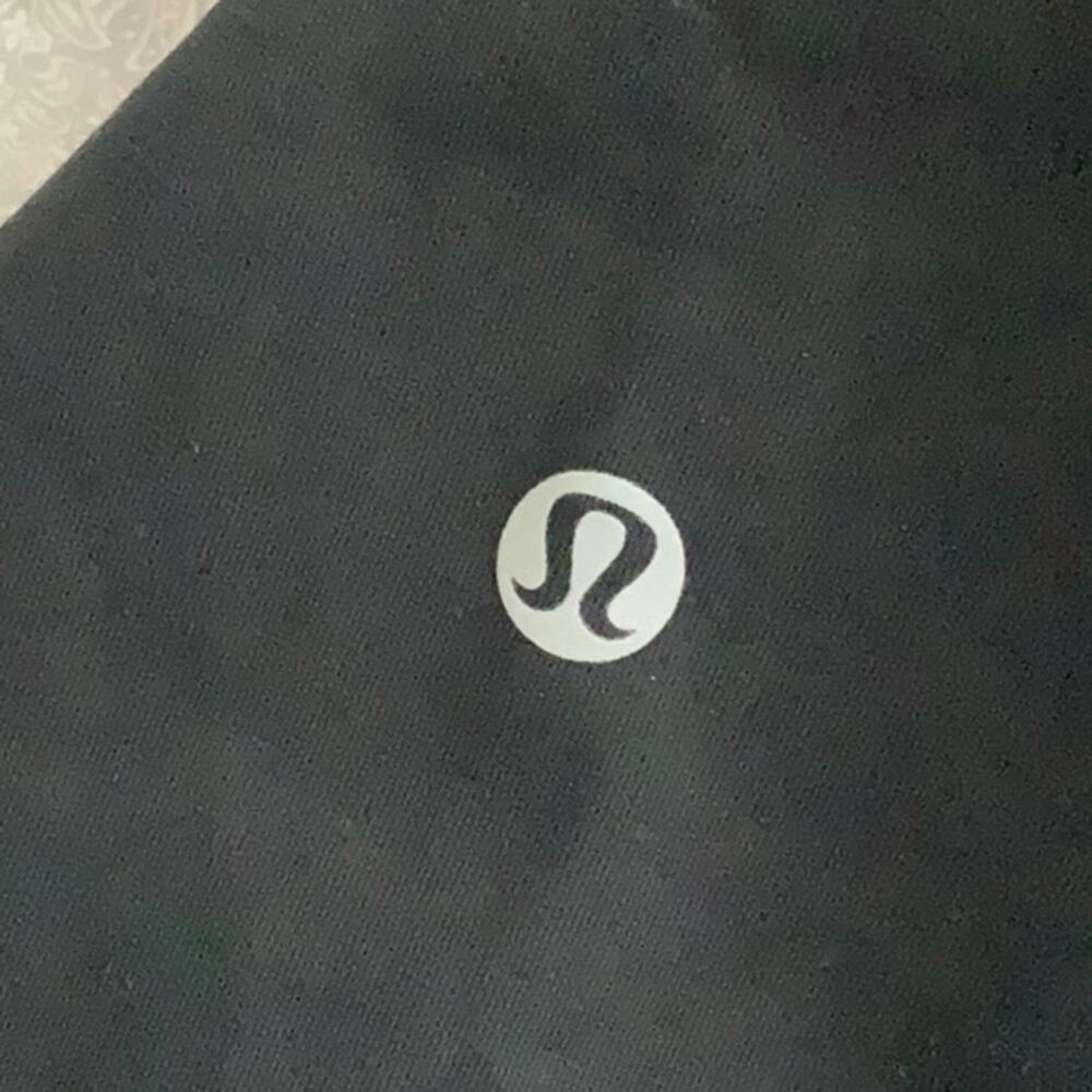 LuLuLemon Tight Mesh Inset Zipper Pockets Capri - Picture 9 of 13